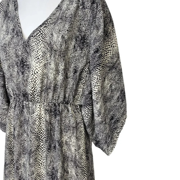 Everly Wide Sleeve V-Neck Mini  Dress - Picture 4 of 6